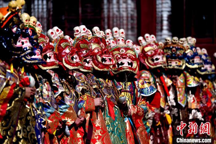 2月19日，楚布寺僧人們佩戴面具參加跳神活動。　李林 攝