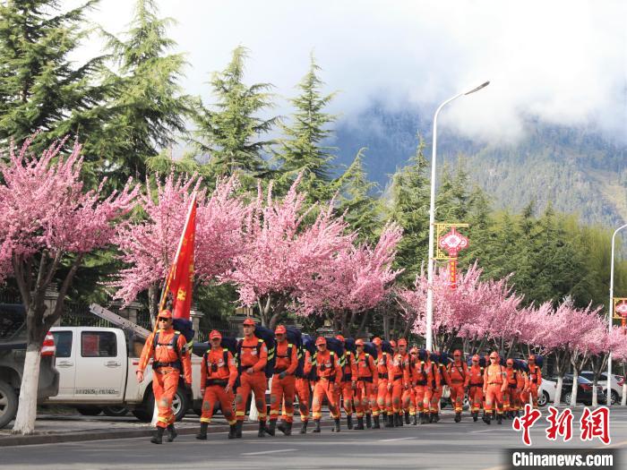 消防員在徒步前行。　西繞拉翁 攝