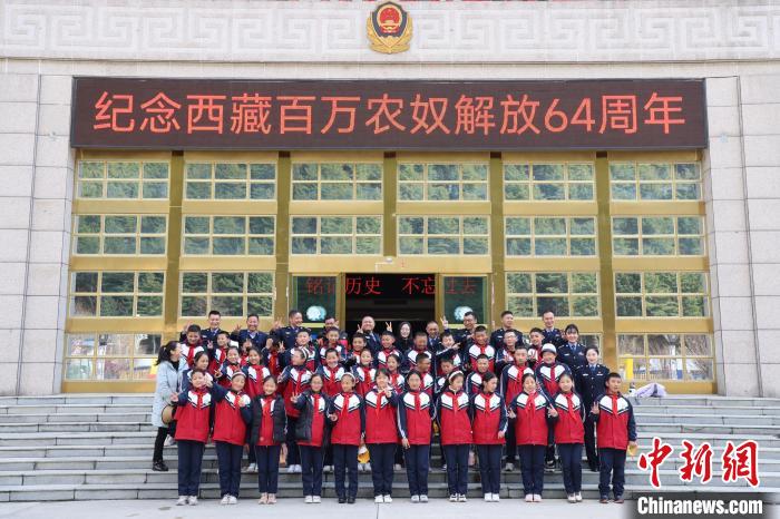 圖為亞東邊檢站民警代表與駐地小學師生代表合影留念?！『?攝