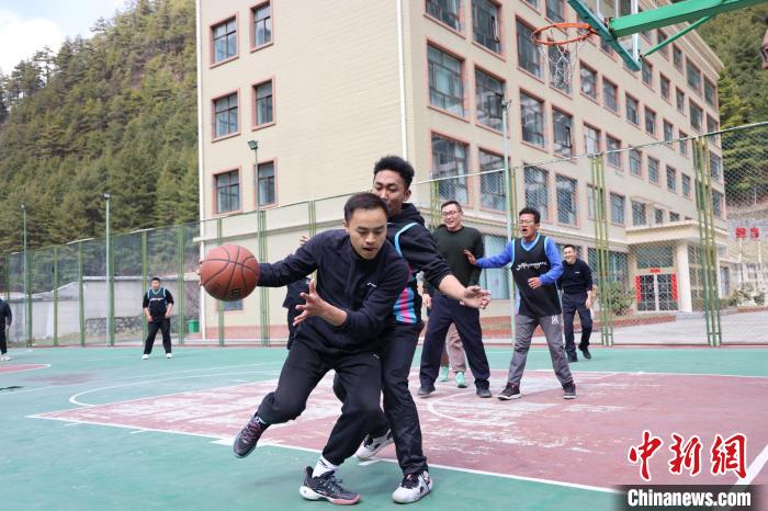 圖為亞東邊檢站民警與駐地農(nóng)業(yè)銀行代表開展籃球友誼賽。　胡利媛 攝