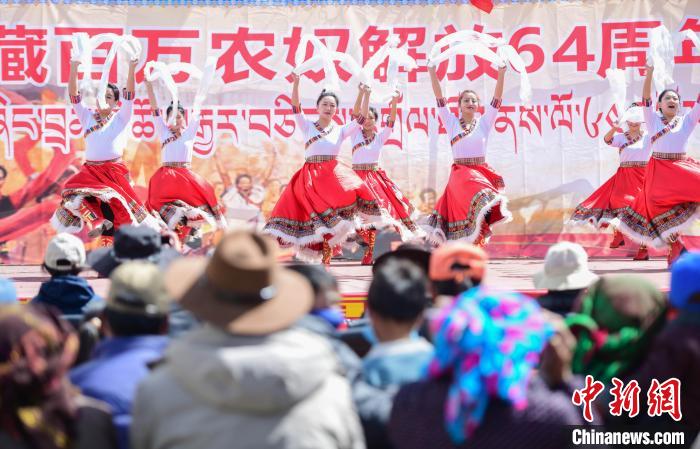 圖為墨竹工卡縣龍珠崗村，文藝演出現(xiàn)場(chǎng)?！∝暩聛?lái)松 攝