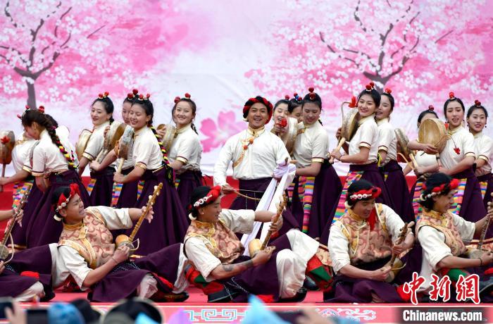 3月28日，西藏林芝第二十屆桃花旅游文化節(jié)開幕式上的文藝表演?！±盍?攝