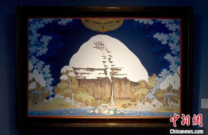 圖為5月16日，展覽中新創(chuàng)唐卡作品《岡底斯山》。　李林 攝