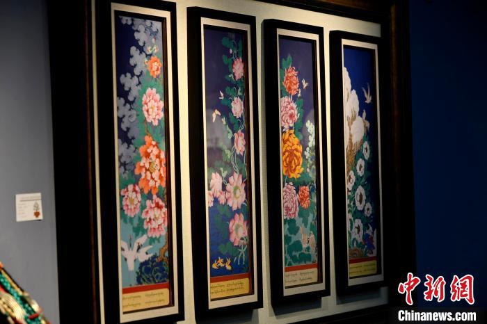 圖為5月16日，展覽中新創(chuàng)唐卡作品《四季花》?！±盍?攝