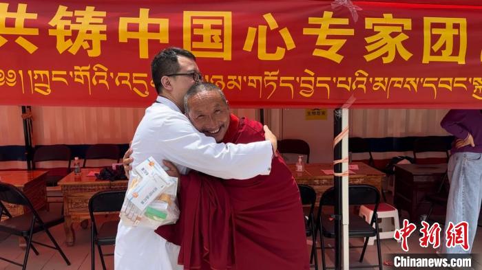 西藏自治區(qū)昌都市左貢縣田妥鎮(zhèn)義診點，一位僧人對北京京煤集團(tuán)總醫(yī)院呼吸科主任醫(yī)師陳亮表示感謝?！〔苄穹?攝