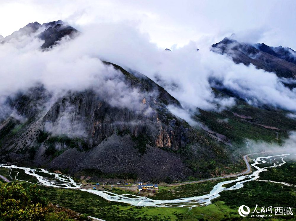 河流蜿蜒于青山間。人民網(wǎng) 李海霞攝