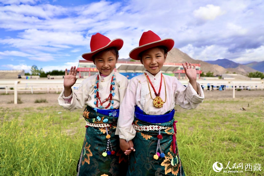 比賽現(xiàn)場外身著民族服飾的藏族小女孩兒。