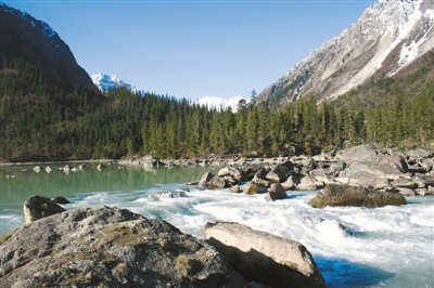 然烏湖美景。圖片由昌都市委宣傳部提供.jpg