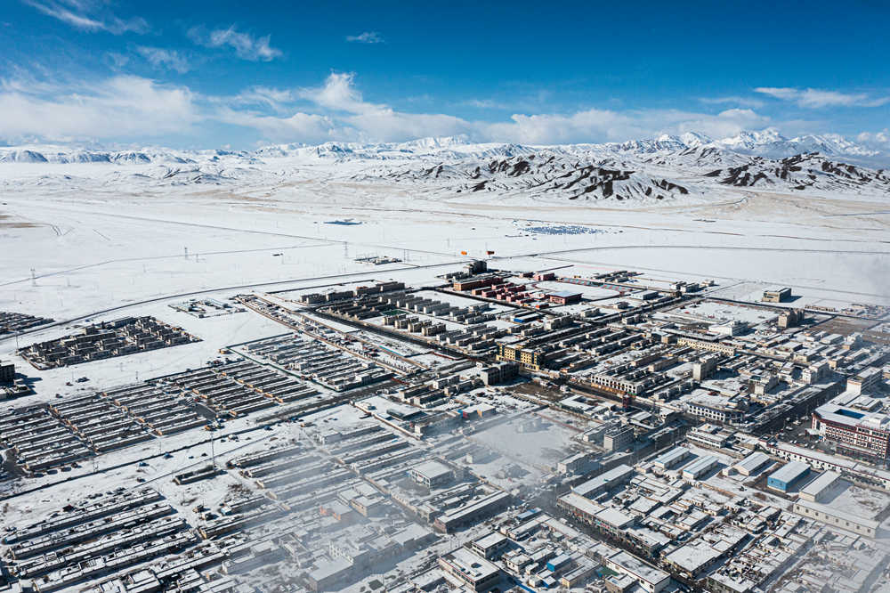 西藏阿里地區(qū)改則縣迎來初雪，銀裝素裹，美如畫卷。