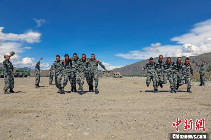 “雛鷹”展翅西藏軍區(qū)某工化旅新兵進(jìn)行野外軍事訓(xùn)練